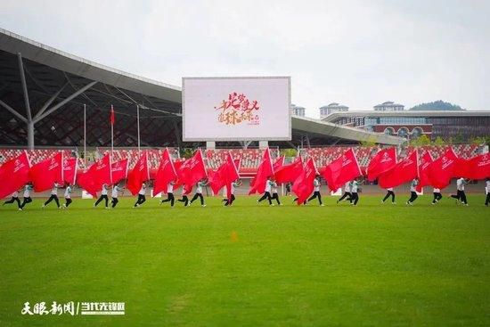 《镜报》报道，目前有7支球队在竞争阿根廷超新星埃切维里，而曼城处于优势地位。